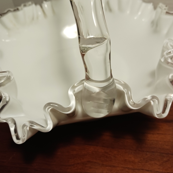 Fenton White Silvercrest bridal basket with handle 11" across EXC - Picture 3 of 6